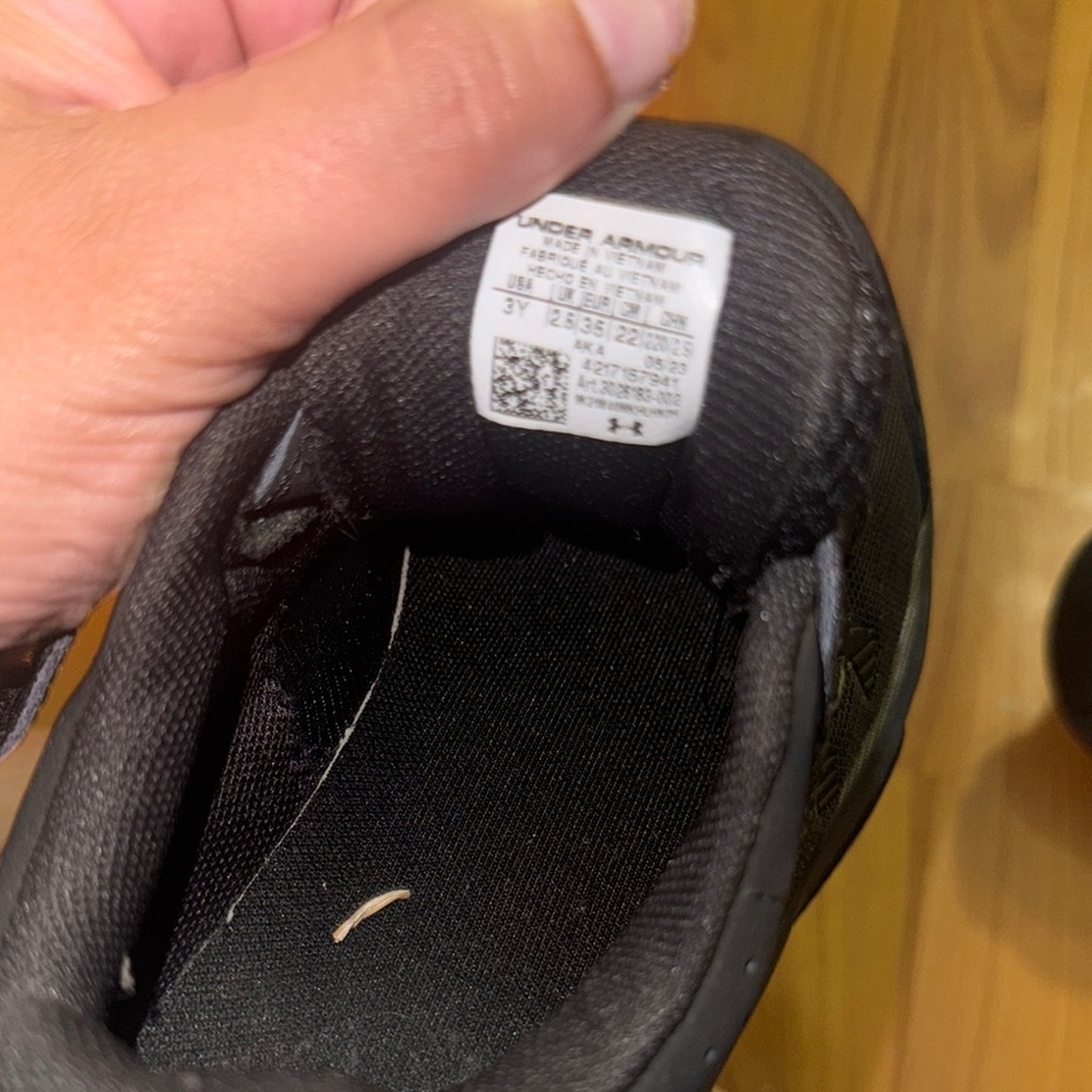 Under Armour Black Athletic Shoes Low-Top Design - Picture 4 of 4
